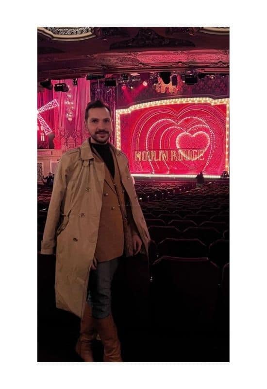 What to wear to the Moulin Rouge show in winter