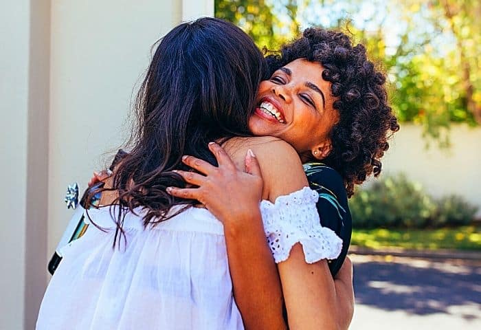 Be welcoming and kind to look feminine without makeup