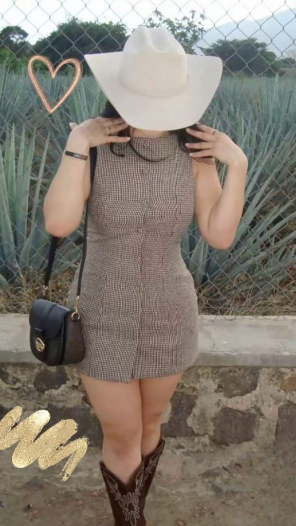 Classy beige cowgirl outfit