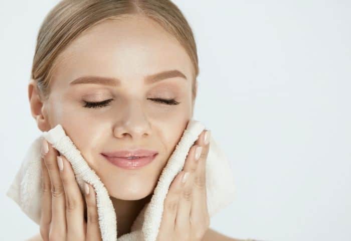 Take care your skin to look feminine without makeup