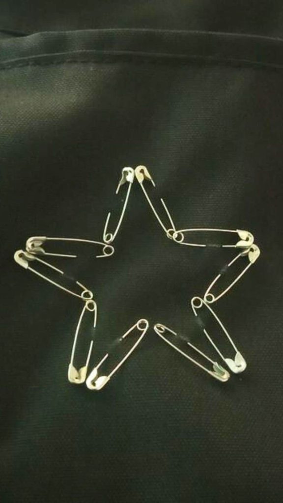 decorate a bag with safety pin