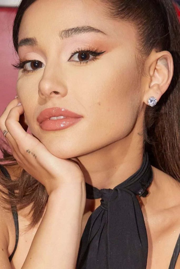 how to make eyes look more feminine