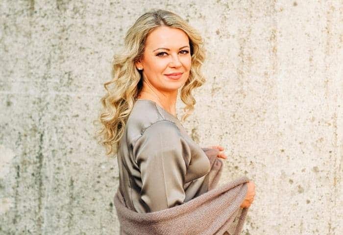 Try different textures of clothes to look more feminine without makeup