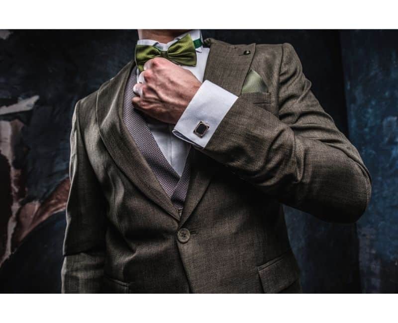 SIGNS HE IS A CHIVALRY GENTLEMAN