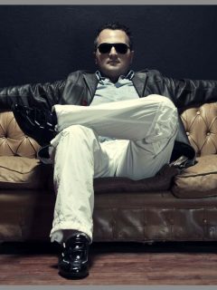 signs of fake rich person