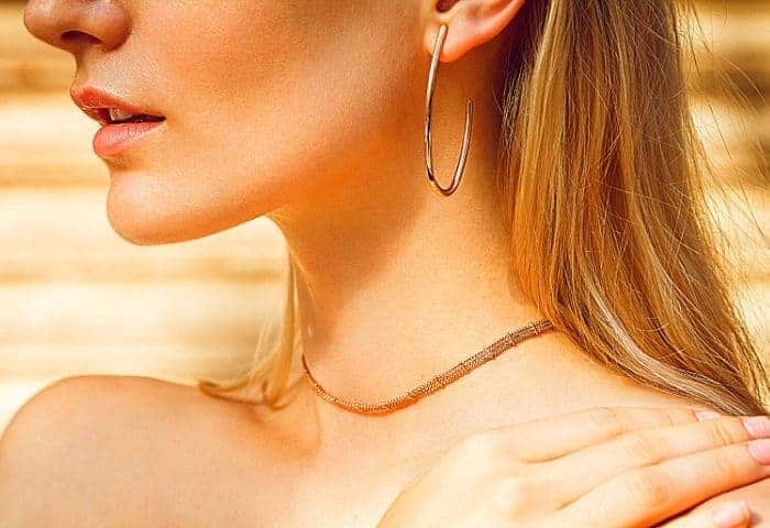 Wear simple accessories to look feminine without makeup