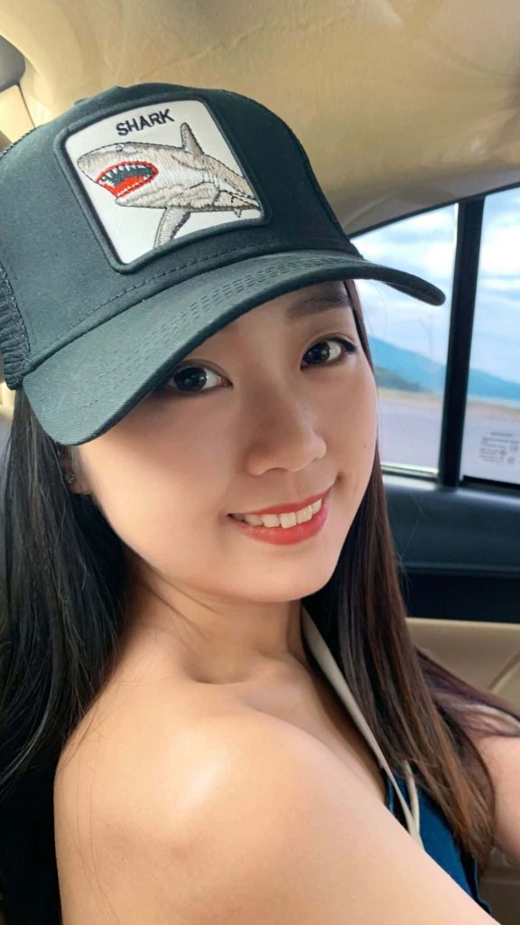 what to wear with baseball cap