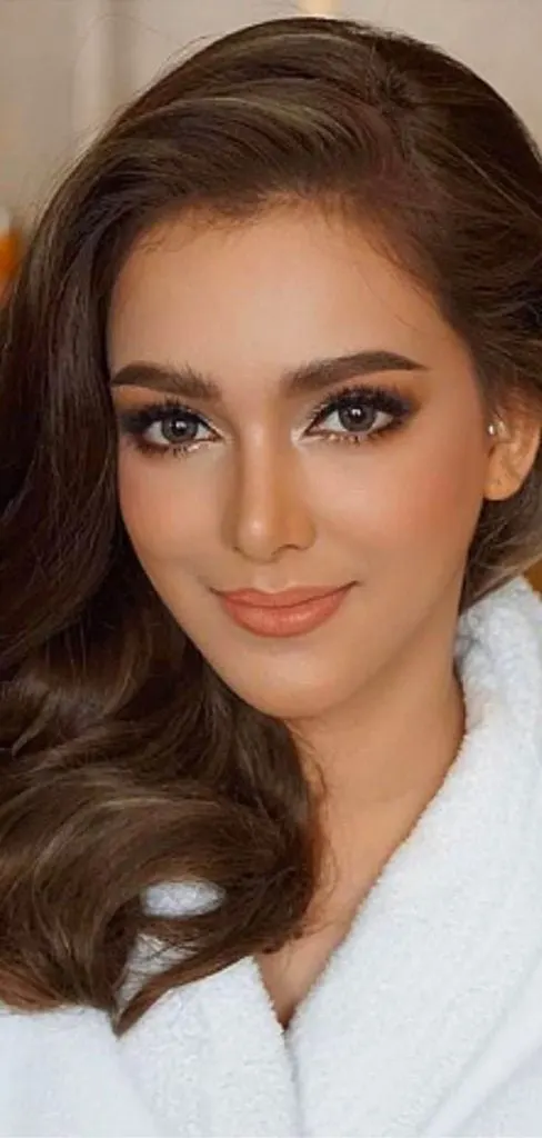 how to look feminine in the eyes