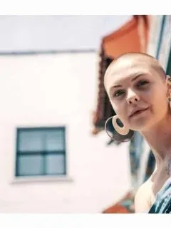 How-to-dress-with-a-shaved-head-woman-and-look-feminine-in-bald-head