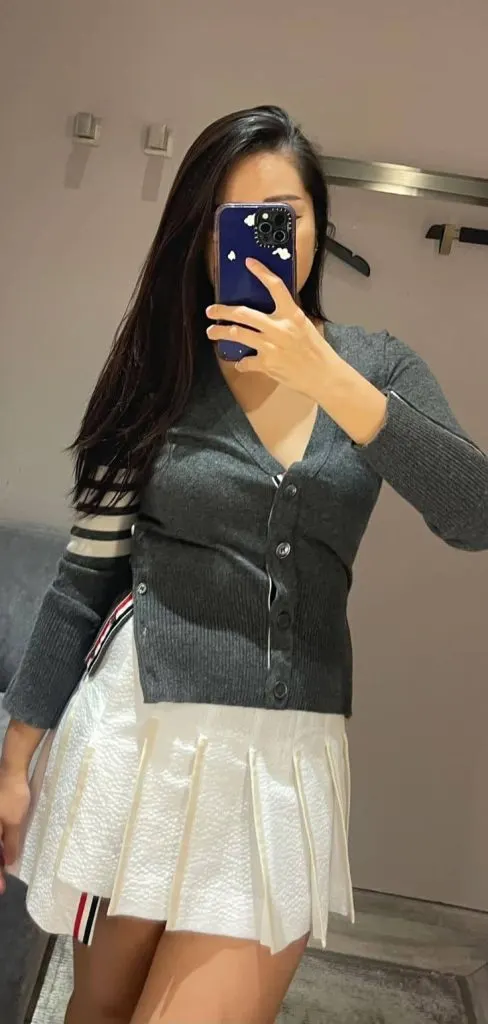 how to wear short pleated skirt winter